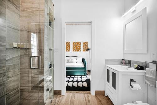 Η κουζίνα ή μικρή κουζίνα στο Stylish 4B 3B with Jacuzzi near Wynwood and Beaches