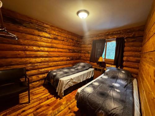 Postel nebo postele na pokoji v ubytování Riverfront Cabin 4
