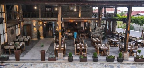 a restaurant with a bunch of chairs and tables at Hotel Παραδοσιακό in Kato Loutraki