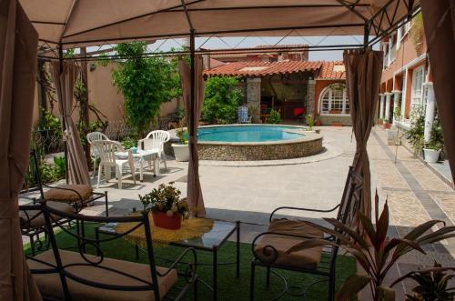 Πισίνα στο ή κοντά στο TRAVEL ROOTS Guest House