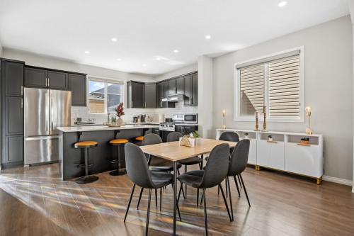Η κουζίνα ή μικρή κουζίνα στο Large House with Billiards, 5 Bedrooms, Garage Parking & Free Banff Access