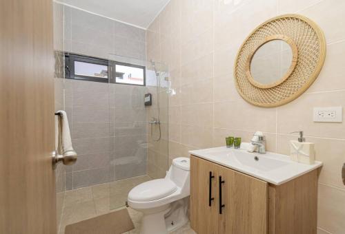 Ένα μπάνιο στο Chic Bayahibe 2BR near Bayahibe Center