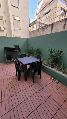 a table and chairs on a patio with a piano at Depto Centro con Patio Pet Friendly La Cañada in Cordoba