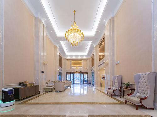Ruang duduk di Vienna International Hotel Jingzhou New World