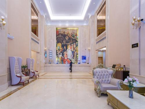 Ruang duduk di Vienna International Hotel Jingzhou New World