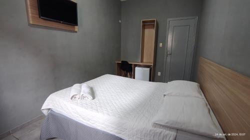 Una cama o camas en una habitación de Marinus Hotel
