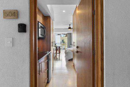 a hallway with a kitchen and a dining room at 1BR Estudio Zona Dorada • A Una cuadra de la playa in Bucerías