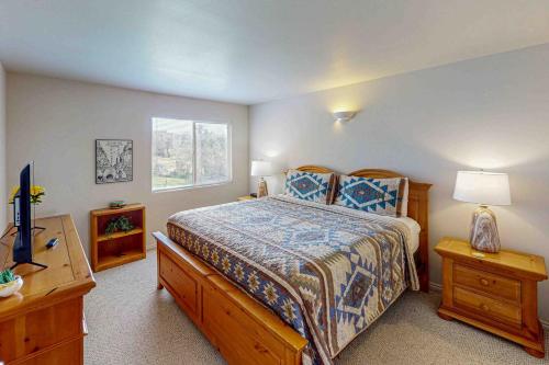 Un dormitorio con una cama y un televisor. en Solano Vallejo 3352, en Moab