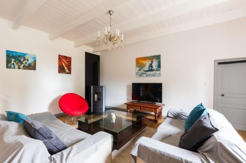 Μια τηλεόραση ή/και κέντρο ψυχαγωγίας στο Maison chaleureuse en pierre avec grand jardin
