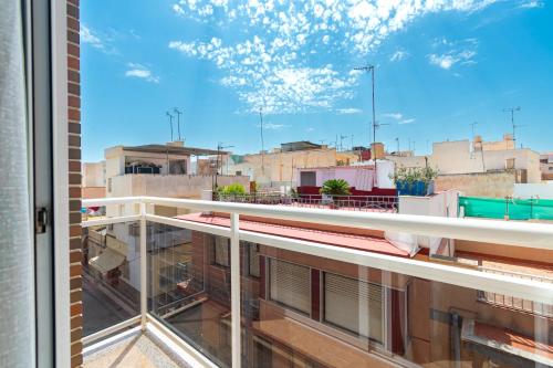 un balcón con vista a una ciudad en Águilas Tranquilo a 5 min Playa, Wifi y Aire Acondicionado - by Aloha Palma, en Águilas