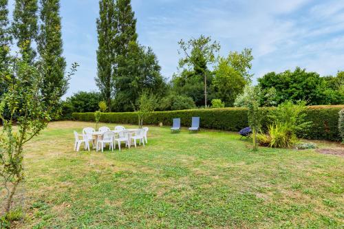 Κήπος έξω από το Maison chaleureuse en pierre avec grand jardin