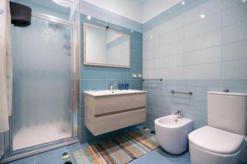 une salle de bain avec toilettes, lavabo et douche dans l'établissement Villa Marchese, à Trecastagni