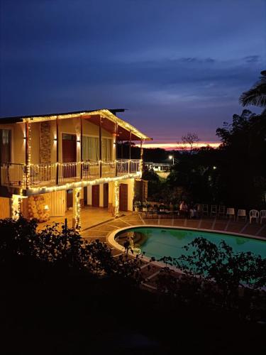 une maison avec piscine la nuit dans l'établissement Casa Campestre Claro de Luna - Fusagasugá, à Fusagasuga