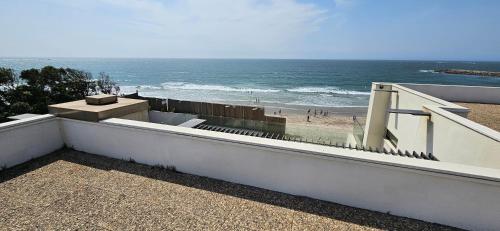a balcony with a view of the beach and the ocean at Casa de Luxo na Praia de Ofir in Fão