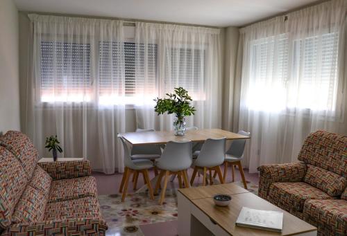 Χώρος καθιστικού στο Apartamentos Gloria-patchwork-Ubiarco