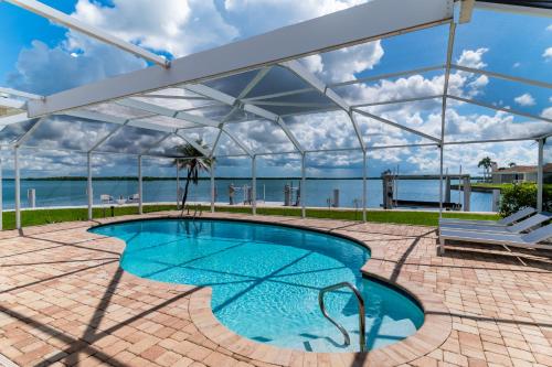 Bazén v ubytování Waterfront Hideaway | Panoramic Bay Views nebo v jeho okolí