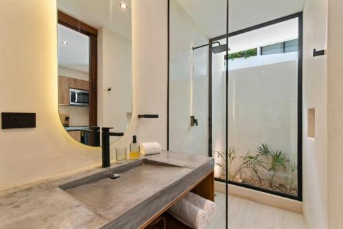 Ένα μπάνιο στο Guest INN Home - Elements Suites