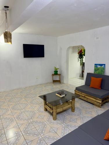 Una televisión o centro de entretenimiento en Modern mountain house