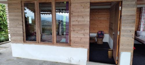 a wooden house with a view of a balcony at Queen's Nest Homestay in Takdāh