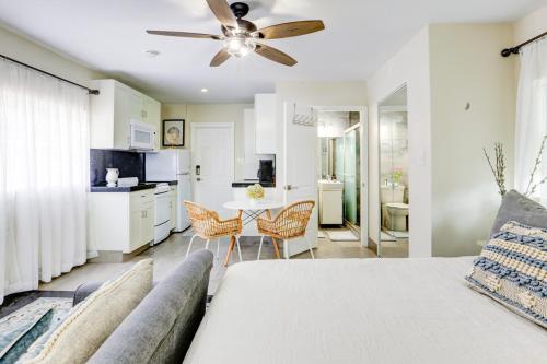 Un dormitorio con una cama y una cocina con una mesa. en La Moderna - A Private Guesthouse, en Hollywood