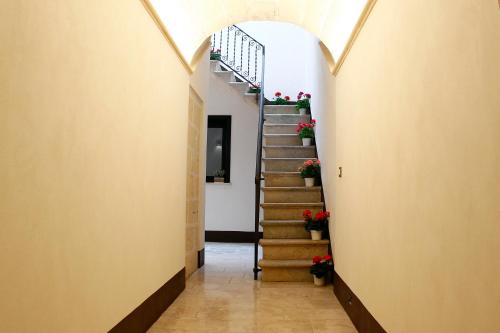 トラーパニにあるL'isola Feliceの鉢植えの階段付きの廊下