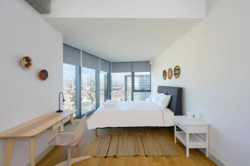 イスタンブールにあるGorgeous Corner Deluxe 1bd Condopoolviews! #133のベッドと机と窓のある寝室