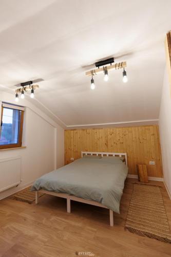 a bedroom with a bed and a window at Cabana Musafir in Bica