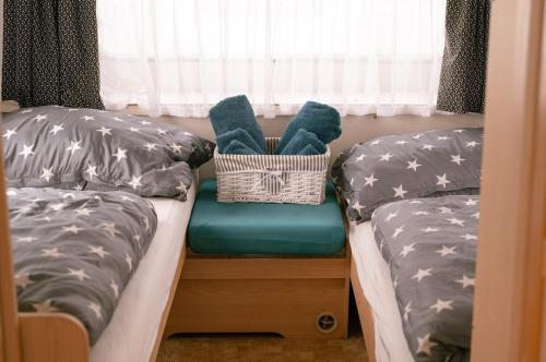 a couch with a basket on it in a room at Dani's Wohnwagen B&B in Ramsen