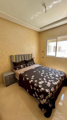 a bedroom with a bed and a window in it at Appartement Agadir in Inezgane
