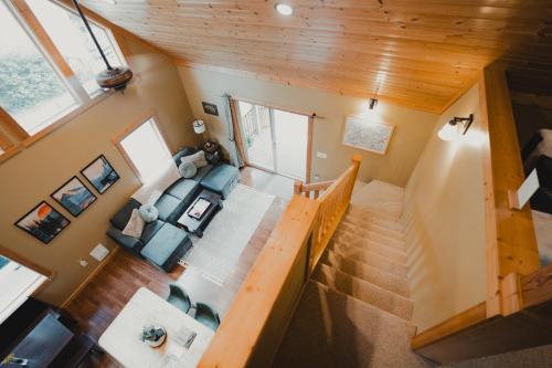 New - Cabin Minutes to Mt Rainier - EV, HotTub, 2 Queen and Twinにあるシーティングエリア