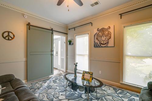 a living room with a couch and a table at Residential Cul-De-Sac Suburban Memphis Hideaway! in Lakeland