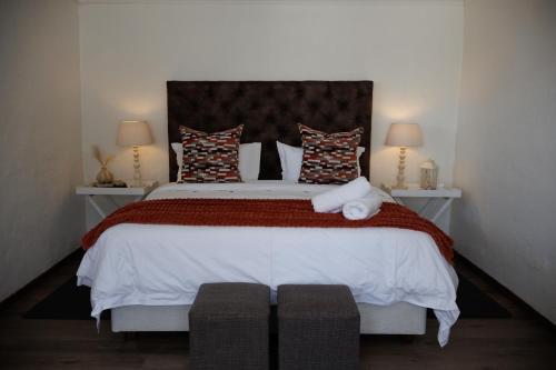 ein Schlafzimmer mit einem großen Bett mit zwei Lampen in der Unterkunft Willowdale Farm Cottage 2 in Nottingham Road