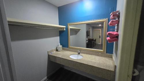 a bathroom with a sink and a mirror at OYO Jeffersonian Motor Inn in Prentiss
