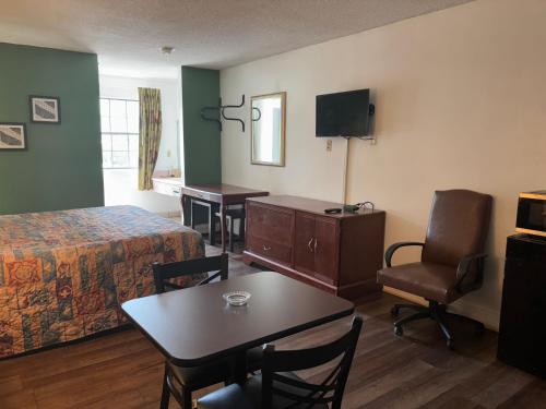 TV a/nebo společenská místnost v ubytování American Inn