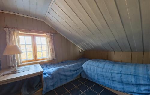 Katil atau katil-katil dalam bilik di Johnsbu - unique log cabin, Ustaoset