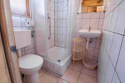 クリニツァ・モルスカにあるAtrium - Domki Letniskoweのバスルーム(シャワー、トイレ、シンク付)