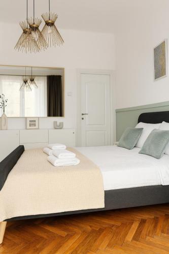 Un pat sau paturi într-o cameră la Emerald Escape - Calea Victoriei