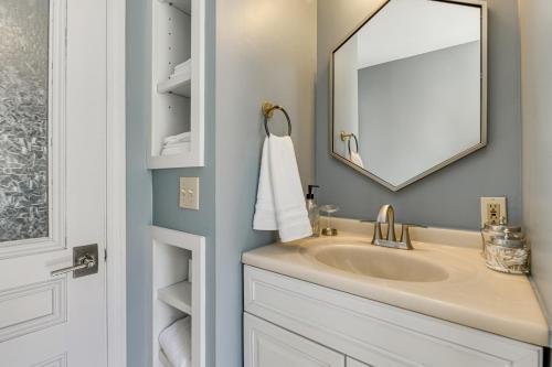 Ένα μπάνιο στο Waterfront Getaway Lake Champlain Family Retreat!
