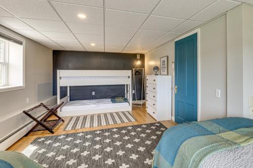 Ένα ή περισσότερα κρεβάτια σε δωμάτιο στο Waterfront Getaway Lake Champlain Family Retreat!