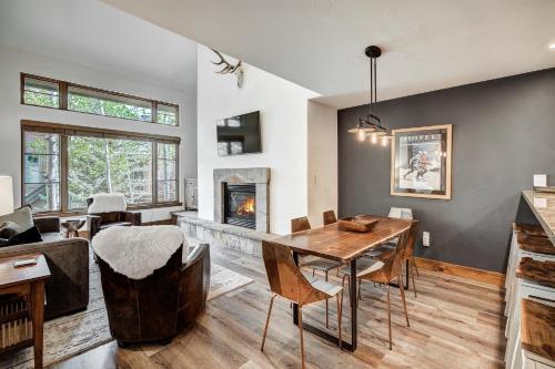 Ein Sitzbereich in der Unterkunft Arrowhead Village at Beaver Creek