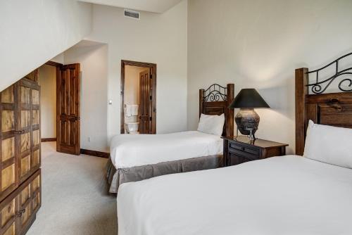 Ein Bett oder Betten in einem Zimmer der Unterkunft Arrowhead Village at Beaver Creek