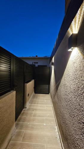 a long hallway with a blue sky in the background at פאטיו אילת in Eilat