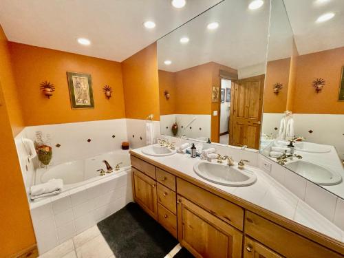 Ein Badezimmer in der Unterkunft Arrowhead Village at Beaver Creek
