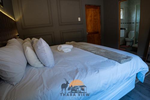 Katil atau katil-katil dalam bilik di Thaba View Lodge Hartbeespoort