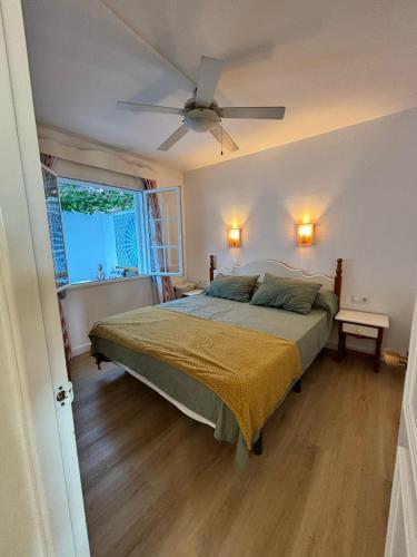 a bedroom with a bed and a ceiling fan at Apartamento 313 Castell Sol CB in Arenal d'en Castell