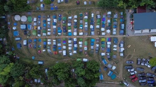 an overhead view of a parking lot full of cars at Ferde Kemping és Apartment in Kapolcs