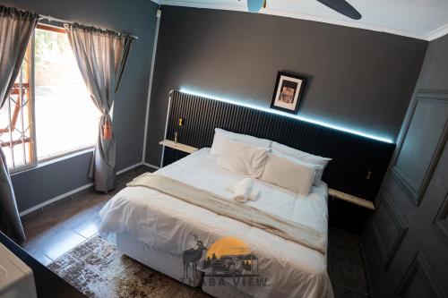 Katil atau katil-katil dalam bilik di Thaba View Lodge Hartbeespoort