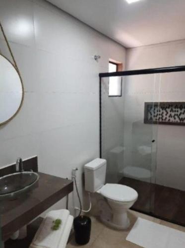 a bathroom with a toilet and a sink and a shower at Pousada Recanto da Cascata in Águas de Lindóia