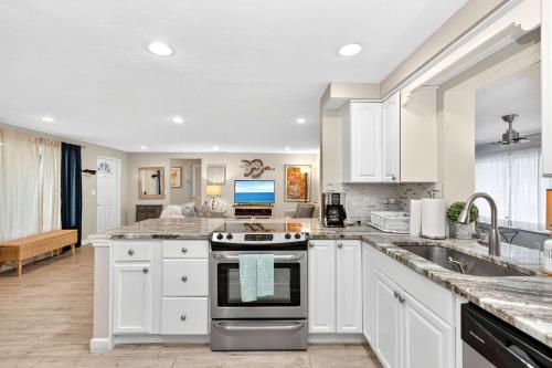Η κουζίνα ή μικρή κουζίνα στο Tranquil Pool Home in Sarasota