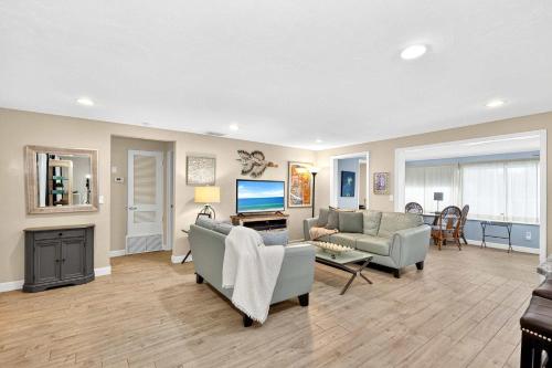un soggiorno con due divani e una TV di Tranquil Pool Home in Sarasota a Sarasota